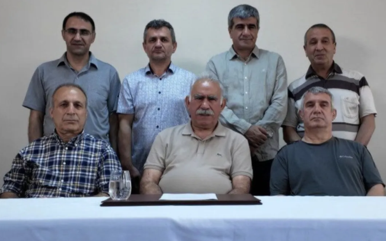 Həbsdə olan PKK lideri yenidən müraciət etdi -"Silahları yerə qoyun!" (VİDEO) Həbsdə olan PKK lideri yenidən müraciət etdi -"Silahları yerə qoyun!" (VİDEO)